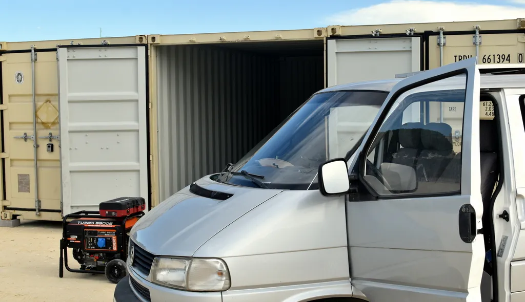 Van parked in front of a storage unit at Kubox24, El Puerto de Santa María