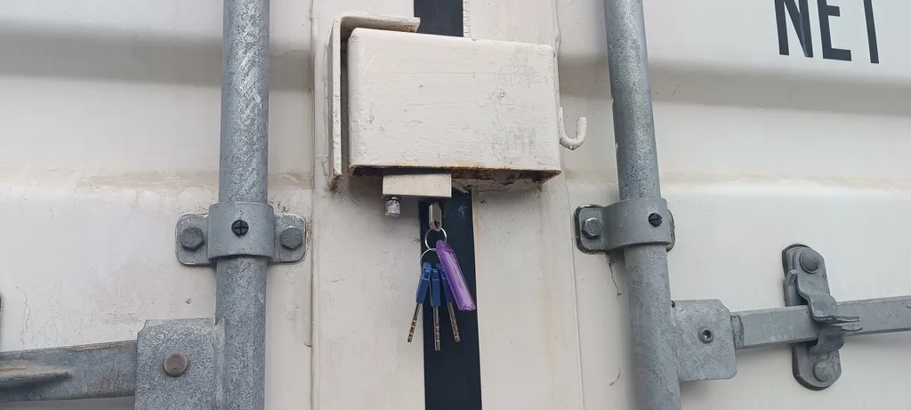 Contenedor de almacenamiento seguro con candado y videovigilancia en Kubox24